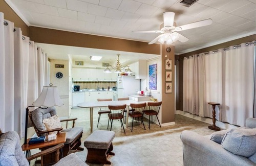 Washington Casa | RETRO RETREAT - Perfect Get Away In Washington, La with WiFi, AC & MORE