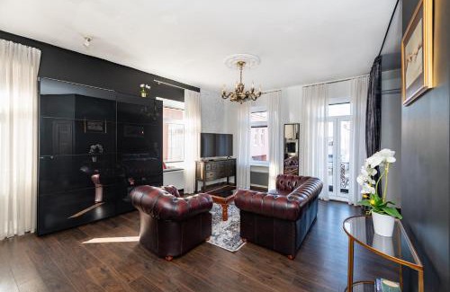Old Town Apartamento | Retro Studio Old Town Apartment by Domvia