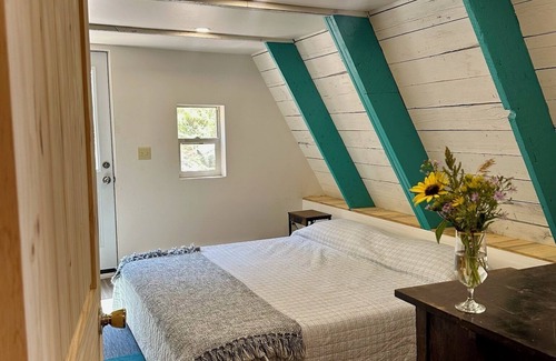 Loveland Cabina | Retro yAy frAme cabin by Estes park