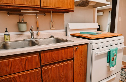 Hanover Apartamento | Revisioned Mid-Century Modern Getaway On the Water Near Galena