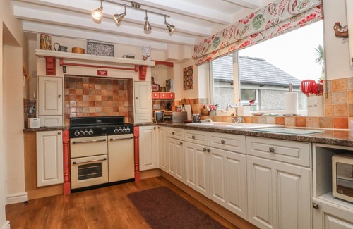 Newborough Cabaña | RHIANFA, pet friendly, with open fire in Newborough