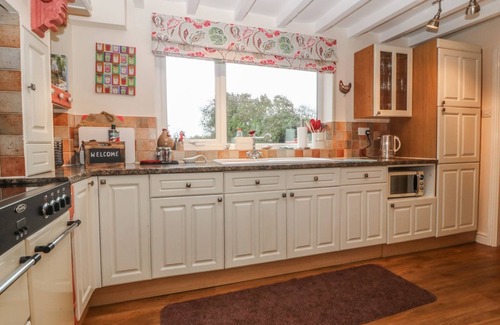 Newborough Cabaña | RHIANFA, pet friendly, with open fire in Newborough