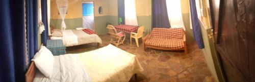 Maasai Mara Cama Y Desayuno | Rhino hillside