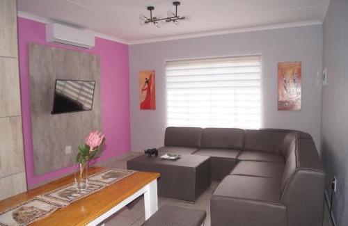 Moses Kotane Casa | Rhino House with 3 bedrooms next to Pilanesberg and Sun City