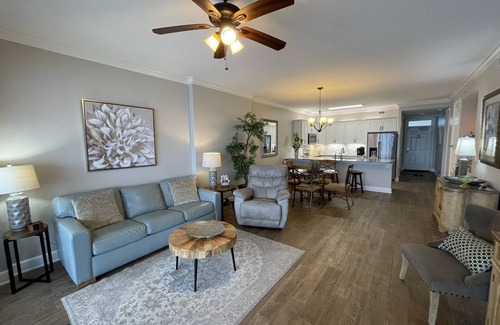Orange Beach East Condominio | RI 902 ** Actualizaciones personalizadas ** Ducha doble de entrada cero ** Establece el estándar para la vida en la playa