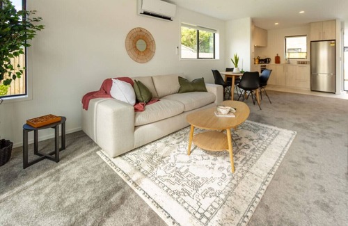 Upper Riccarton Casa | Riccarton 2 Bed 1 Bath w Garage