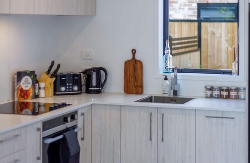 Upper Riccarton Casa | Riccarton 2 Bed 1 Bath w Garage