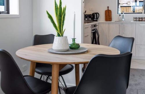 Upper Riccarton Casa | Riccarton 2 Bed 1 Bath w Garage