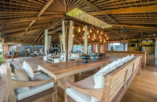 Banjar Semer Villa | Villa Sylvia de 5 dormitorios, vista al campo de arroz, jacuzzi y jardines, Canggu