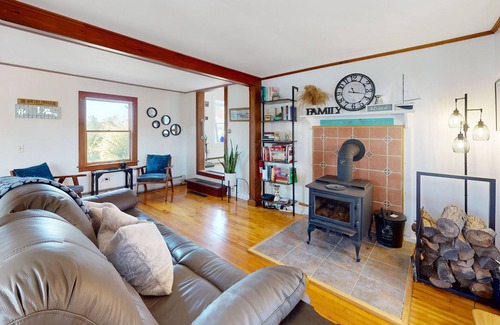 Winter Harbor Casa | Richard's Place | Dog-friendly home in Winter Harbor with garden - walk to town