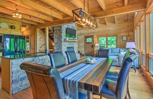 Vein Mountain Cabina | Ridgetop View Cabin ~ Pet-Friendly w/ Hot Tub!