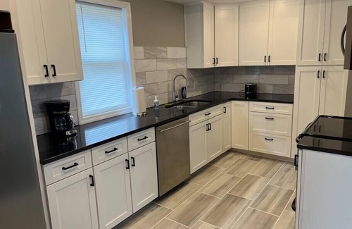 Norwood Casa | Ridgeway, 2 Bedroom House near Xavier, Downtown