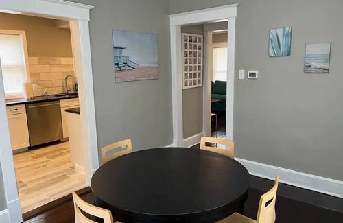 Norwood Casa | Ridgeway, 2 Bedroom House near Xavier, Downtown