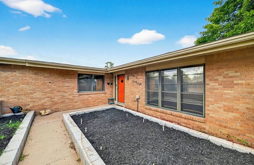 Midland Casa | Right At Home-Midland Groovy Times w/Pool