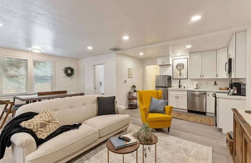 People's Freeway Casa | Right off i15 & i80, SLC Airport Close By!