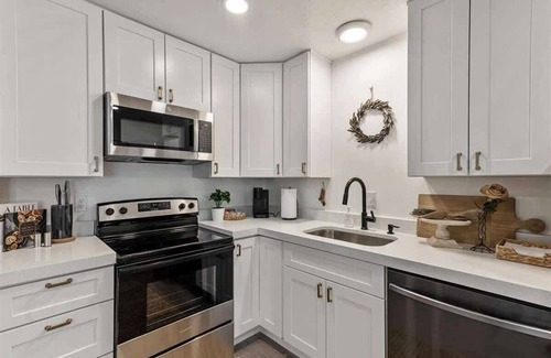 People's Freeway Casa | Right off i15 & i80, FrontRunner Station Close!