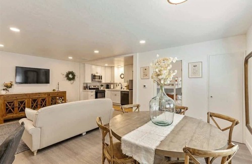 People's Freeway Casa | Right off i15 & i80, FrontRunner Station Close!