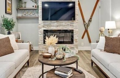 Holladay Casa | King Bed | Full Kitchen. | Private Backyard!
