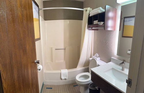 Lexington Hotel | Right off the Interstate, American style Restaurant/Bar Next door & Great Rates!