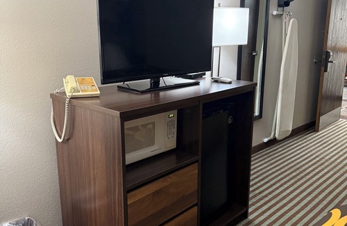 Lexington Hotel | Right off the Interstate, American style Restaurant/Bar Next door & Great Rates!