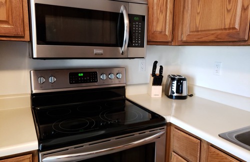 Lochmere Condominio | Justo en el agua en el lago Winnisquam, con balcón, muelle y playa de arena