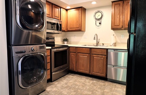 Lochmere Condominio | Justo en el agua en el lago Winnisquam, con balcón, muelle y playa de arena