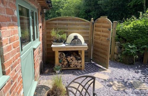 Pontesbury Casa | Rita's Luxury Retreat with Swedish Hot tub and Wood Fuelled Pizza Oven