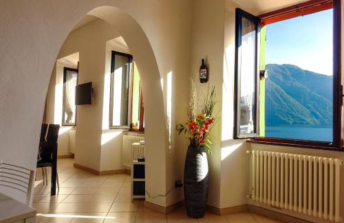 Azzano Apartamento | Rita's Window: lake front apartment with lake view