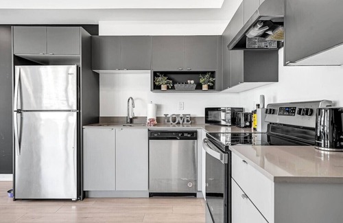 Burlington Casa | Ritzy 3BR Home with Balcony Near Burlington Pier