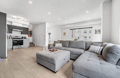 Burlington Casa | Ritzy 3BR Home with Balcony Near Burlington Pier