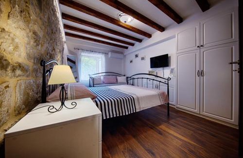 Komiza Apartamento | Riva Suite 1