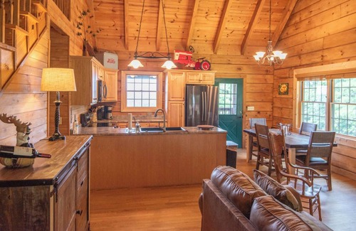 Jefferson Cabina | River AND Mountain VIEWS - true log cabin!