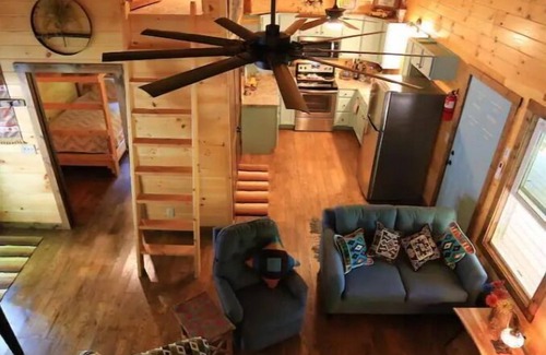 Butler Cabina | River cabin on 45 acres of private mountain land PET FRIENDLY