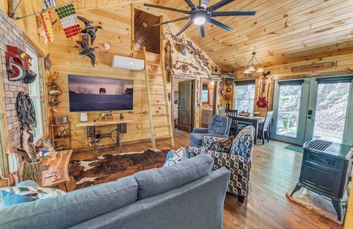 Butler Cabina | River cabin on 45 acres of private mountain land PET FRIENDLY