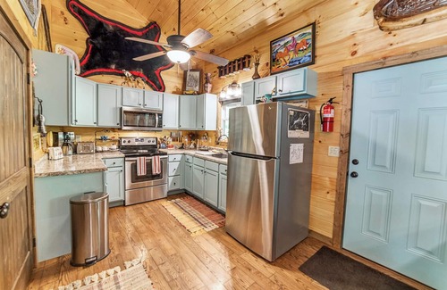 Butler Cabina | River cabin on 45 acres of private mountain land PET FRIENDLY