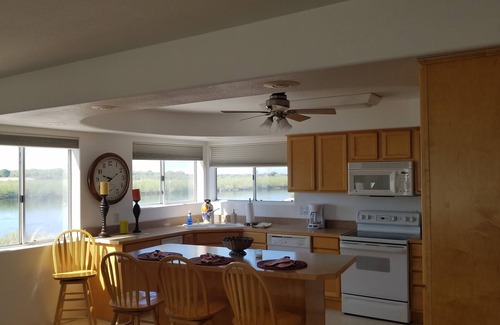 Earp Casa | Casa de huéspedes frente al río con rampa, playa, voleibol y mirador en el agua