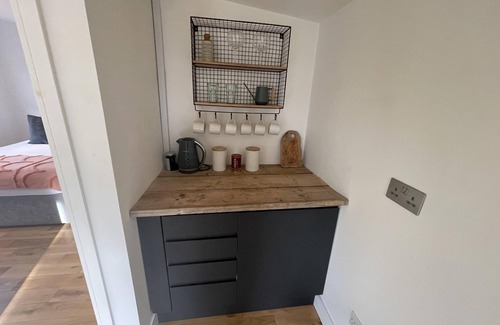 Wraysbury Cabina | River guest house with jacuzzi, fire and boat hire