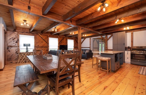 North Conway Casa | RIVER! Hot tub, Movie theater, Sauna, Massage chair