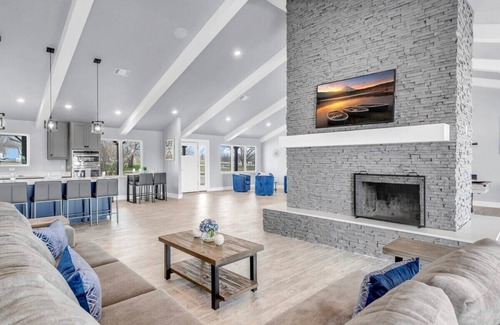 Kingsland Casa | River Oaks Luxury Lakeshore | Concierge Services Available