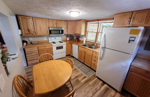 Warrensville Cabina | River Otter Cottage On The New River Perfect for couples or family adventure