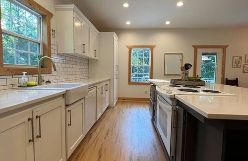 Traphill Casa | River Retreat near Stone Mountain