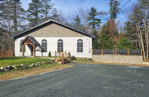 Canaan Casa | River Retreat –Tranquil Getaway, Fish, Hike & Explore from Your Back Door