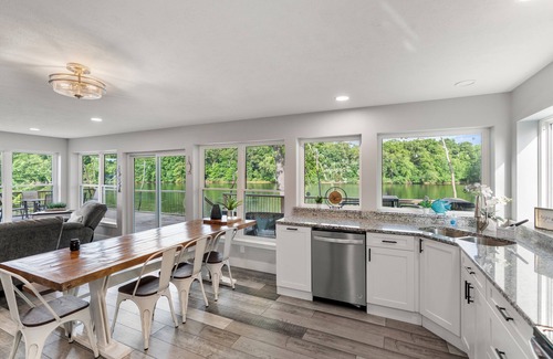 Bristol Cabaña | River Retreat W/ HOT TUB/ Game room