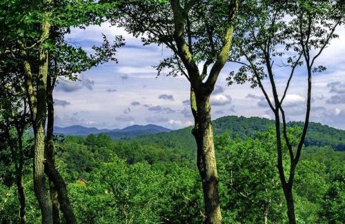 Horse Shoe Casa | River Rock Cabin - Comfortable, Private Home with King Beds & Mountain Views