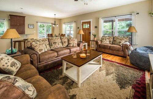 Horse Shoe Casa | River Rock Cabin - Comfortable, Private Home with King Beds & Mountain Views