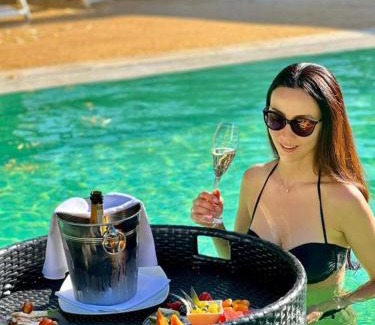 Udawalawa Cama Y Desayuno | River Side & Swimming pool