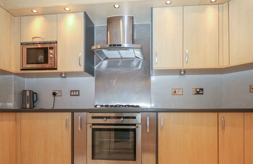 Grove Apartamento | RIVER VIEW – KINGSTON, family friendly in Kingston Upon Thames