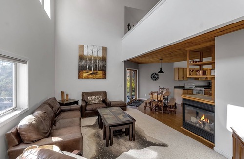Great Valley Casa | Riverbend Retreat - 8 minutes to skiing or town!