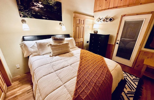 Jonesborough Cabina | Riverfront 2 Bedroom Cabin on the Nolichucky River