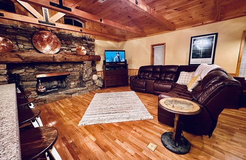 Jonesborough Cabina | Riverfront 2 Bedroom Cabin on the Nolichucky River